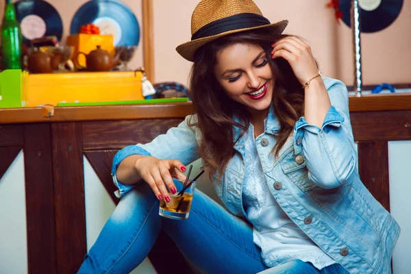 Funny morena firl ríe cerca de la mesa del bar con vaso de cóctel — Foto de Stock