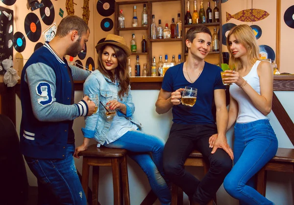 Люблячі пари в барі п'ють і розмовляють один з одним — стокове фото