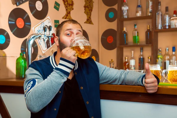 Mannelijke drinken bier in bar — Stockfoto