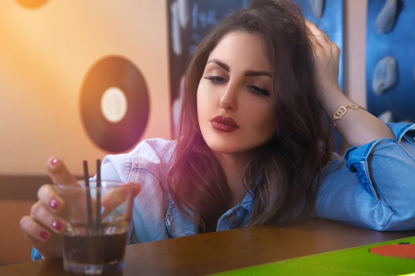 Triste bella ragazza adulta bere cocktail al bar — Foto Stock