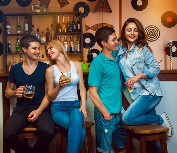 Twins flirten en drinken met hun vriendinnen op bar — Stockfoto