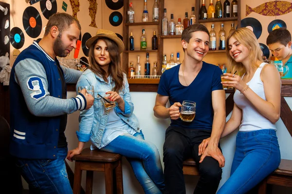 Две любящие пары веселятся в баре и пьют алкогольные напитки — стоковое фото