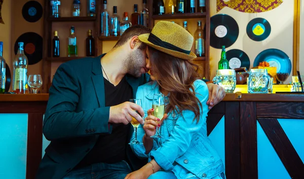 Frau verführt Mann in Bar und trinkt Champagner — Stockfoto