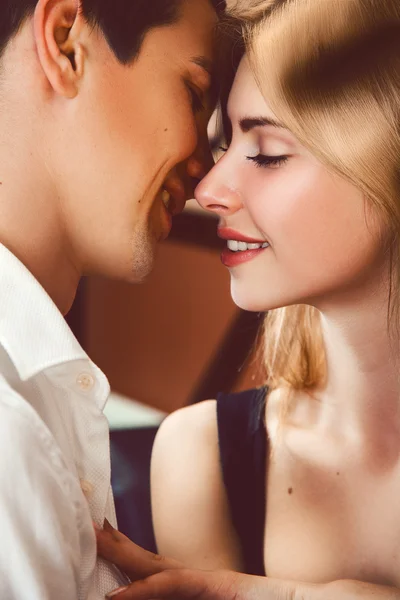 Photo verticale de jeunes amants embrassant Photos De Stock Libres De Droits