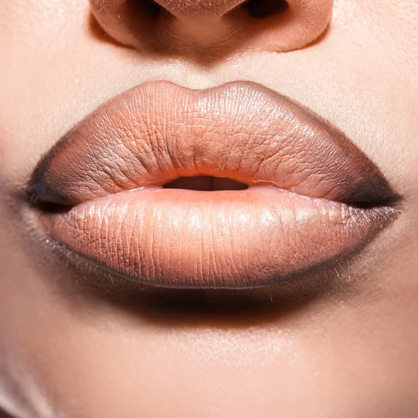 Labbra femminili con rossetto — Foto Stock