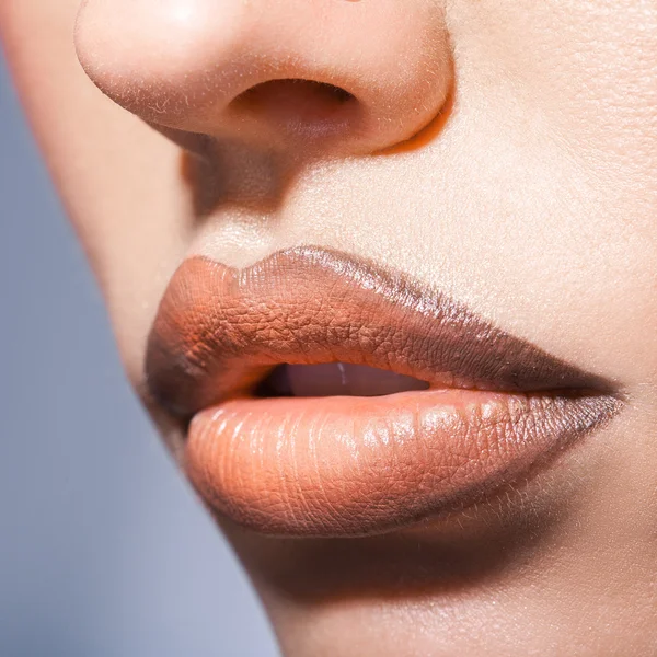 Foto quadrata di labbra di donna con rossetto — Foto Stock