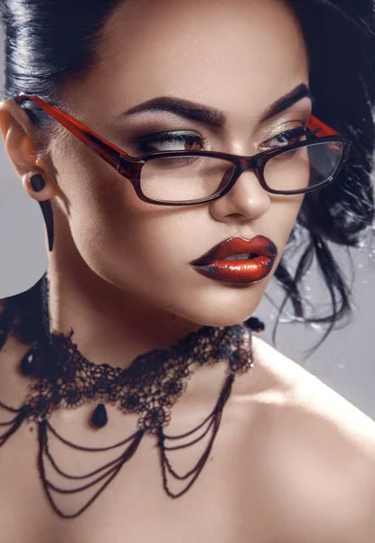 Nahaufnahme Porträt einer sexy Lehrerin mit Brille, die wegschaut — Stockfoto
