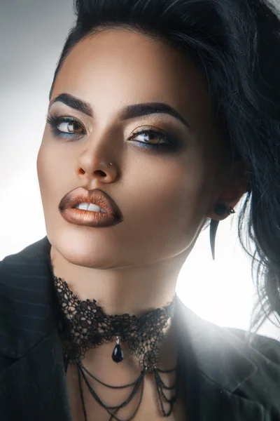 Modeporträt der sexy Brünette mit Make-up und Frisur — Stockfoto