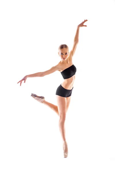 Bailarina posando en estudio sobre fondo blanco — Foto de Stock