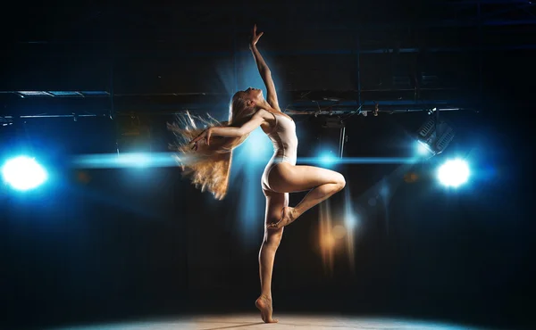 Сексуальна балерина на сцені позує на тлі спотла — стокове фото