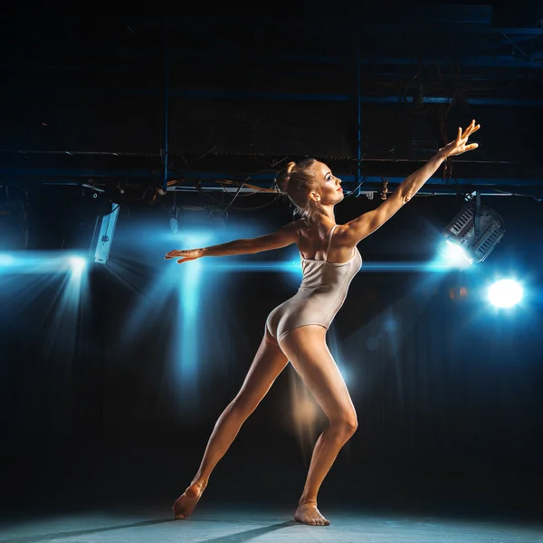 Caucasiano bailarina loira posando no palco — Fotografia de Stock