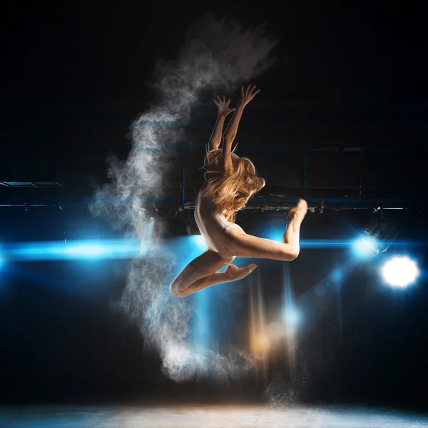 Bailarina adulta loira no salto no palco do teatro — Fotografia de Stock