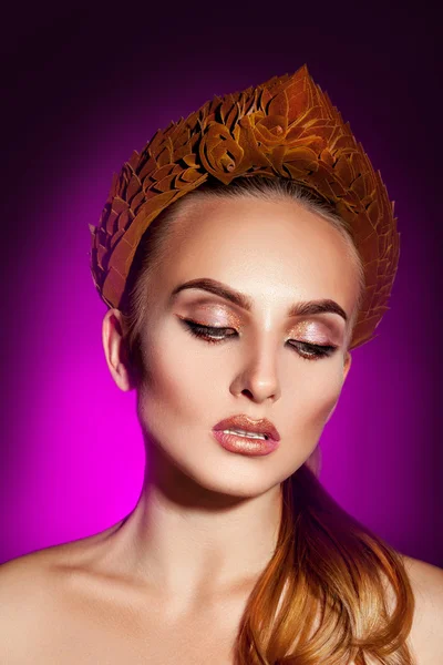 Attraente donna alla moda con ghirlanda sulla testa guardando giù in — Foto Stock