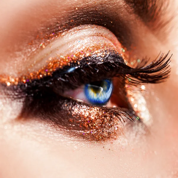 Woman eye with beautiful make up — Stock Photo, Image