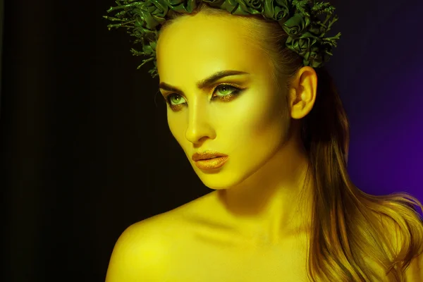 Pretty serious woman looking away in studio with healthy skin an — Stock Photo, Image