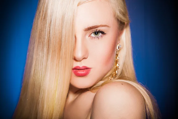 Portrait de mignonne blonde avec maquillage regardant la caméra — Photo