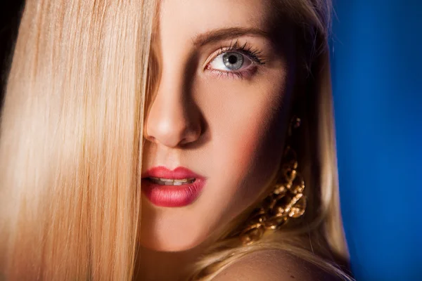 Gros plan photo de sensuelle fille blonde avec maquillage regardant loin i Image En Vente