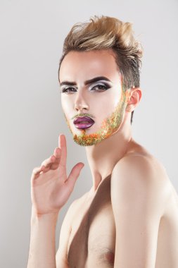 Çok şehvetli adam makyaj ve çok renkli sakal C'de arıyorsunuz