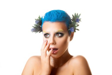 Studio fotoğraf kız saçları ve multico çiçeklerle şaşırttı