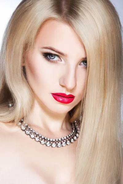 Beauté streight cheveux femme blonde avec maquillage regardant la caméra — Photo