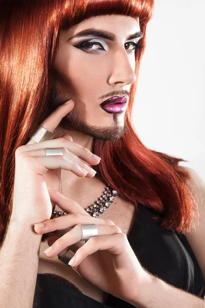 Close-up retrato de bonito ruiva barbudo travesti modelo com agradável — Fotografia de Stock