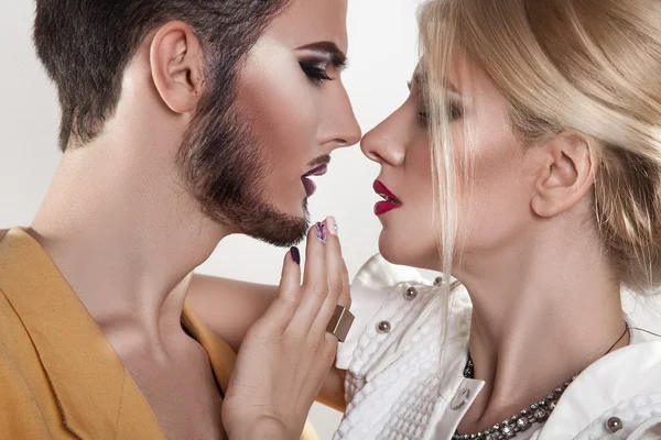 Couple in love kissing. Both with makeup. Passion. Seduction. — Stock Photo, Image