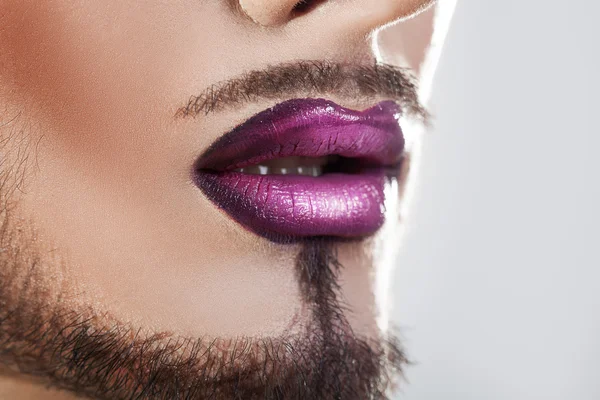 Photo rapprochée de lèvres masculines barbus avec maquillage — Photo