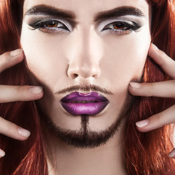 Милая очаровательная мужская модель с пурпурным макияжем, смотрящая в камеру — стоковое фото