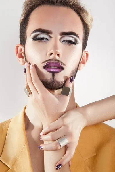 Módní gay model s vousy a purpurová make-up — Stock fotografie