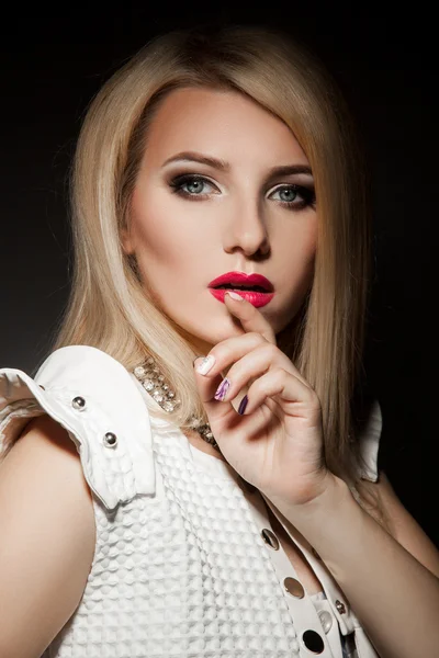 Wunderschöne erwachsene blonde Frau auf schwarzem Hintergrund — Stockfoto
