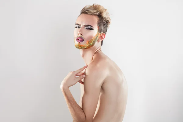 Retrato horizontal de belo modelo gay com barba multicolor — Fotografia de Stock