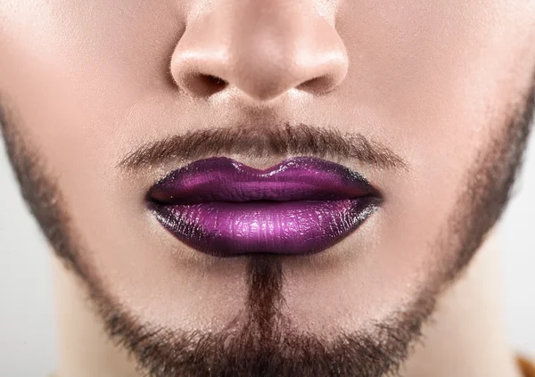 Macro foto de los labios masculinos barbudos con maquillaje —  Fotos de Stock