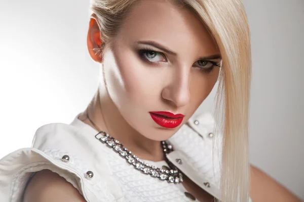 Portrait close up of adult serious beautiful blonde woman — Stock Photo, Image