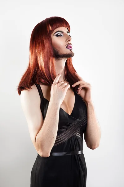 Transexual pelirroja tierna con maquillaje y barba mirando hacia otro lado — Foto de Stock