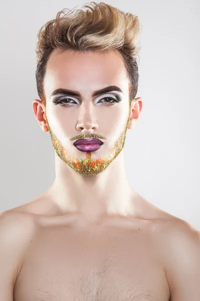 Tatlı genç gay model makyaj ile dikey portresi — Stok fotoğraf