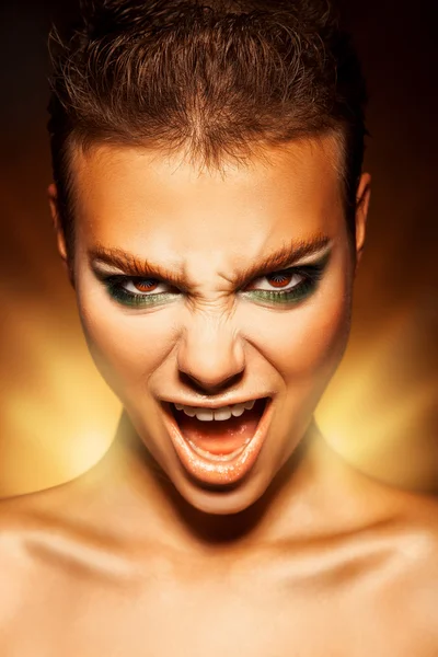 Angry young woman looking at camera and scream — Stock Photo, Image