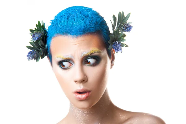 Мила здивована дівчина з різнокольоровим макіяжем і короткою блакитною зачіскою — стокове фото