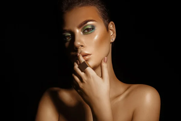 Glamour high contrast young woman with green colors makeup on bl — Stock fotografie
