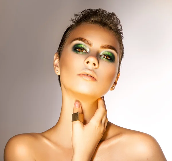 Hermosa chica adulta con bonito maquillaje de colores verdes en aspecto de estudio — Foto de Stock