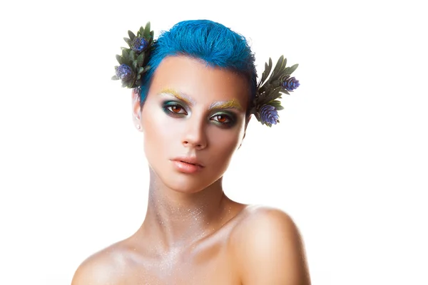 Horizontal portrait of young girl with blue hairstyle and flower — Stockfoto