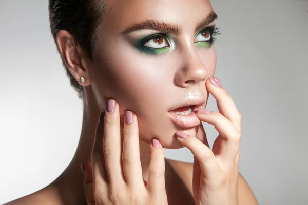 Portrait de belle fille avec maquillage avec les mains et en bonne santé s — Photo