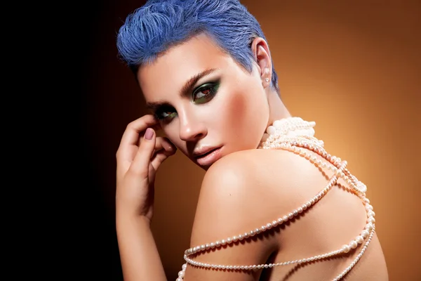 Short blue hairstyle and green makeup of female in studio — Stok fotoğraf
