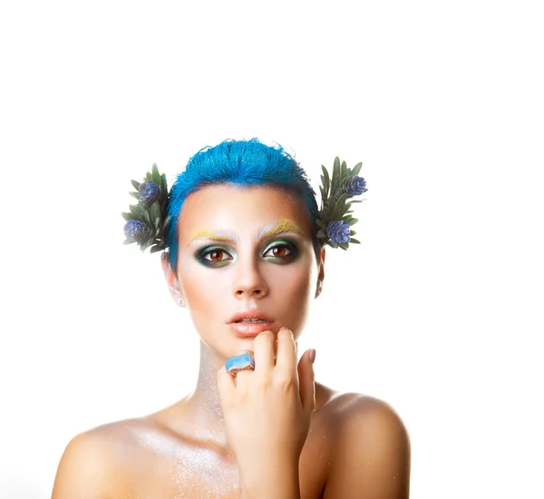 Chica elegante cuadrada con peinado corto y flores en el pelo — Foto de Stock