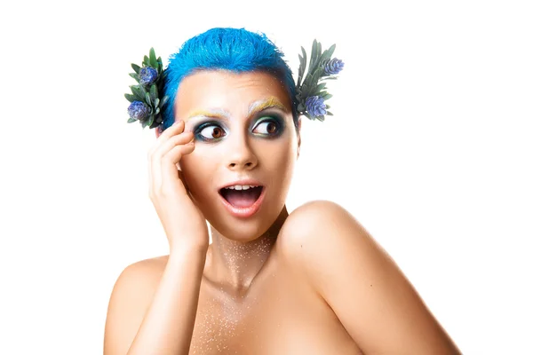 Verrast meisje met bloemen in haar haar en make-up kleur — Stockfoto