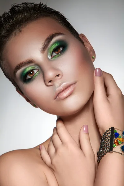 Joven hermosa chica con hermoso maquillaje en colores verdes y — Foto de Stock