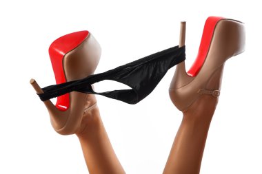 Ayakkabı ve iç çamaşırı topuk üzerinde güzel kadın bacaklar