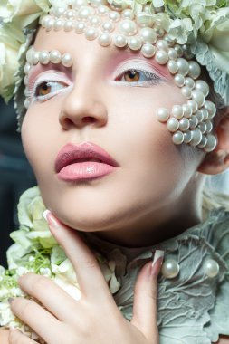 Sağlıklı cilt ve taze olan ciddi kadın makyaj lo ihale