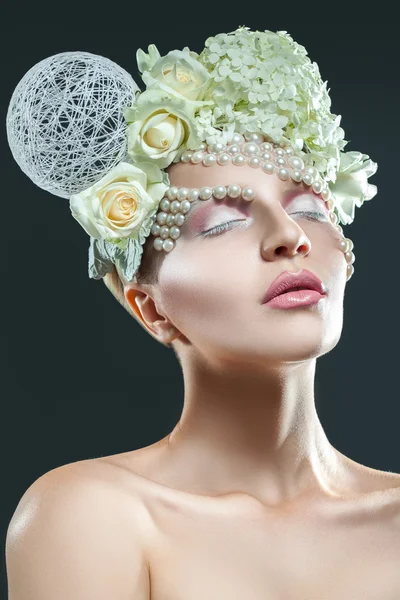 Atractiva mujer adulta con maquillaje tierno y accesorios creativos — Foto de Stock