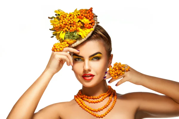 Schönheit Mode Modell Mädchen mit orangefarbener Vogelbeerfrisur. — Stockfoto