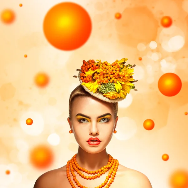Schönheit ernsthafte Mädchen mit Vogelbeerfrisur orange Hintergrund — Stockfoto